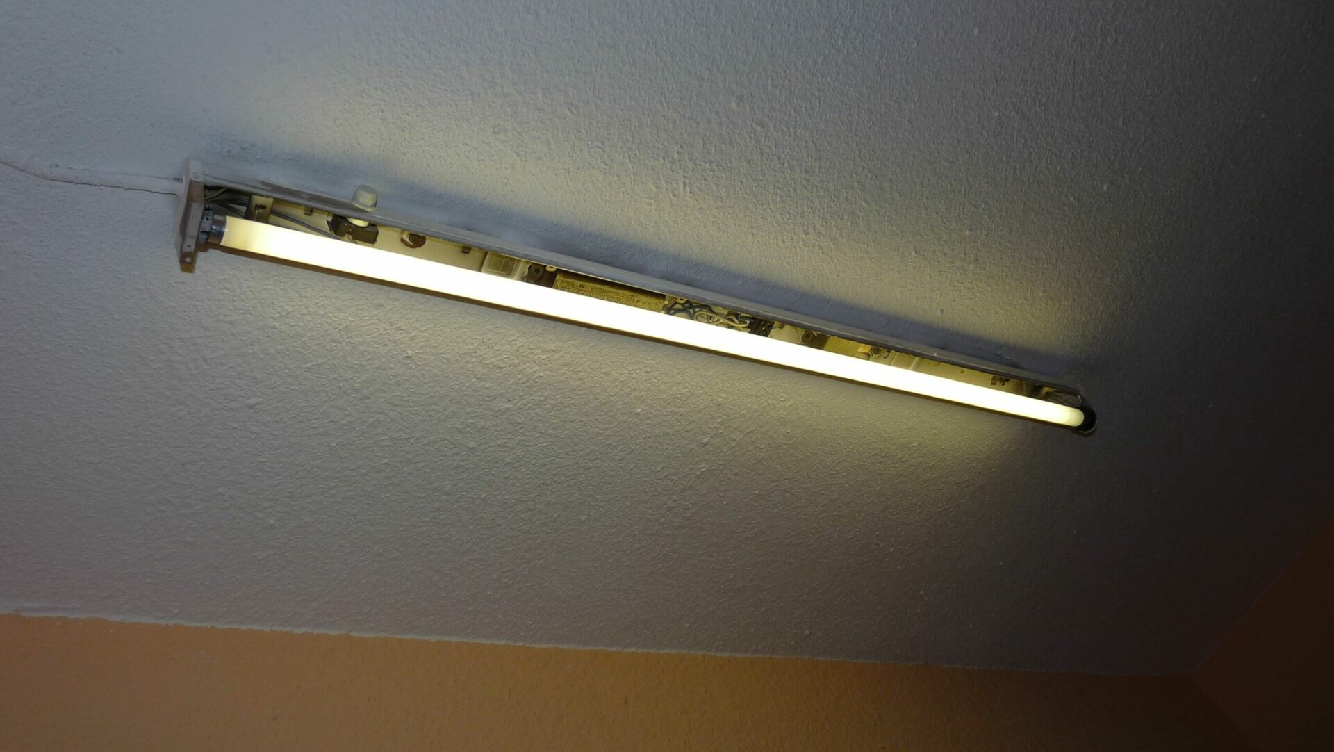Read more about the article Old fluorescent fixtures pose risk